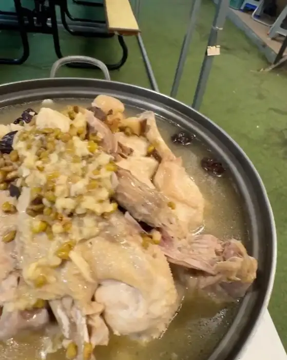 푸짐하게 담긴 더덕백숙