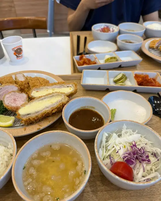 돈까스와 곁들임 반찬들
