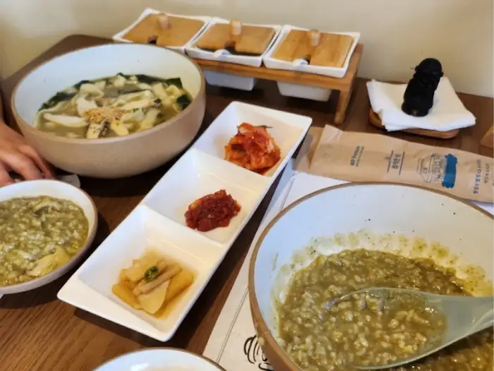 신선한 전복과 미역이 듬뿍 들어간 강릉선채향 전복 칼국수