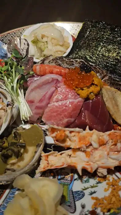 풍성하게 차려진 해산물과 신선한 회 모둠