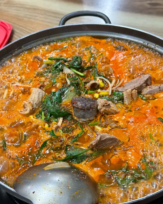 얼큰한 국물의 전골