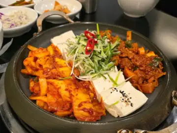 애월식당 구리점 두루치기와 김치찌개 구성