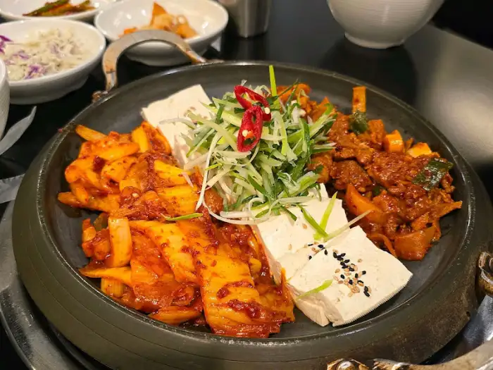 애월식당 구리점 두루치기와 김치찌개 구성