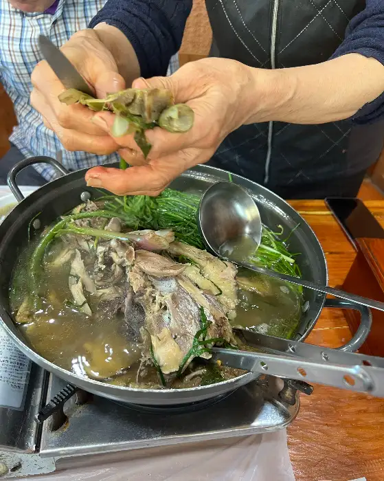 테이블에 놓인 백숙 냄비와 밑반찬