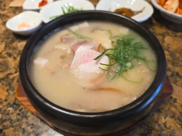 안목부산역점의 맑고 담백한 돼지국밥