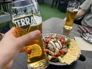 서울 중구 맛집, 어나더레벨 루프탑 감성 한껏 즐겼어요 시원한 맥주와 신선한 샐러드 조합을 즐기는 어나더레벨 루프탑 테이블