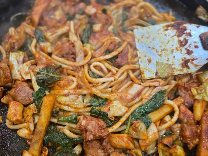 닭갈비 볶는 모습