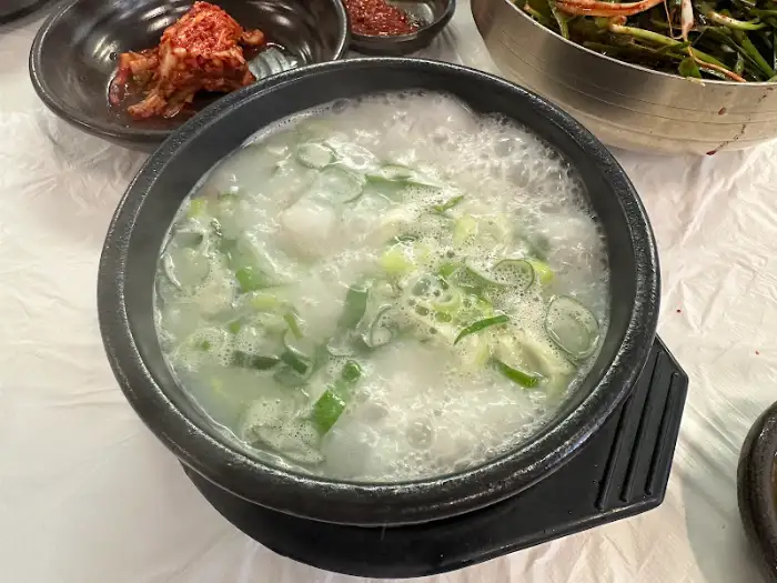 김이 모락모락 나는 곰탕 한 그릇
