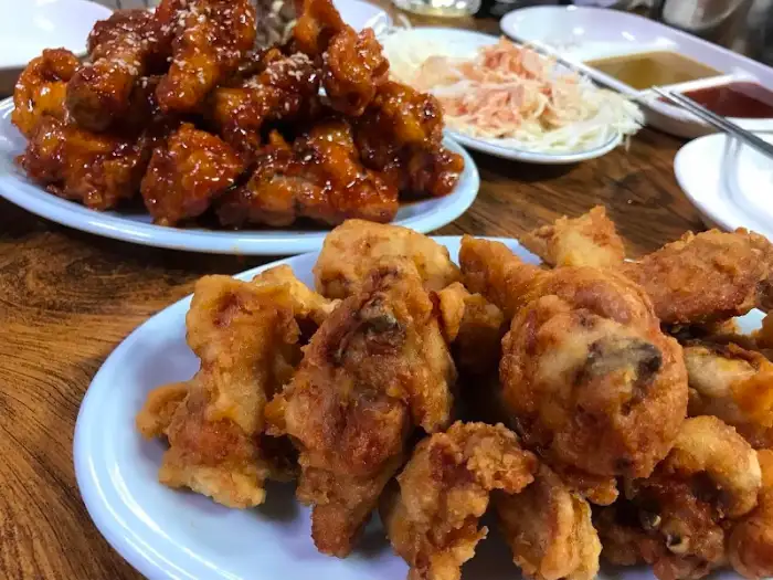 푸짐하게 담겨 나온 반반치킨