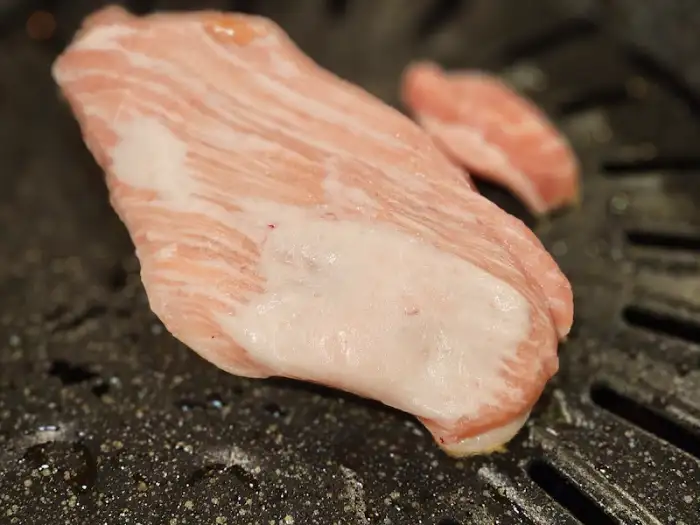 불판에 올려진 두툼한 소고기