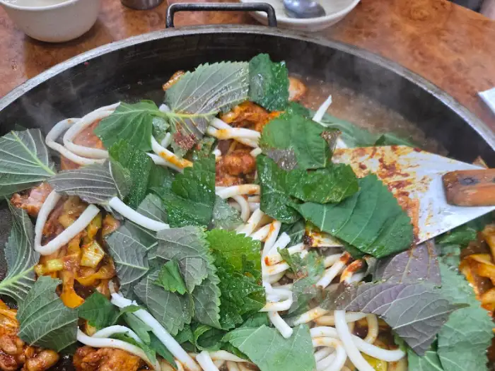 신선한 깻잎과 닭갈비