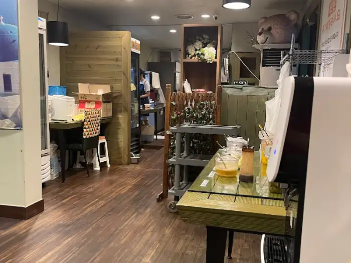 매장 내부의 주방과 홀 일부 모습, 원목 가구와 진열대가 레트로한 분위기를 더합니다.