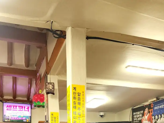 윤기 나는 빨간 양념이 먹음직스러운 양념치킨