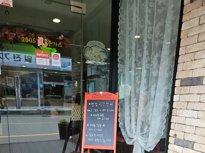 가게 입구에 놓인 칠판 메뉴판, 영업시간과 메뉴 정보가 적혀 있습니다.