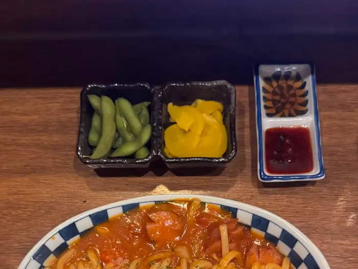 밑반찬으로 나온 에다마메와 단무지