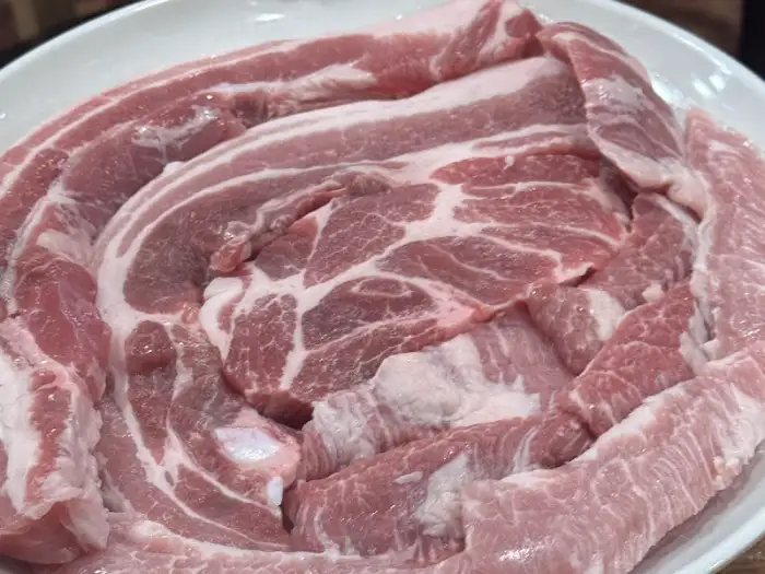 신선하고 마블링이 좋은 생 삼겹살 덩어리