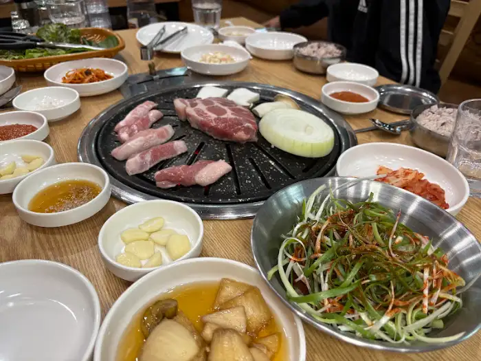 통나무 정육식당에서 구워지고 있는 삼겹살과 밑반찬들