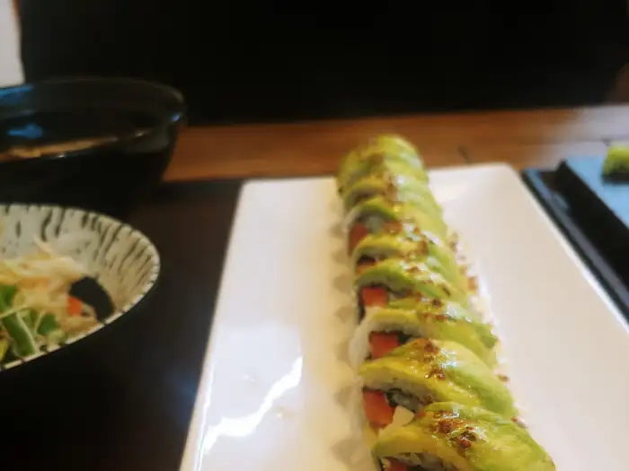 신선한 아보카도로 덮인 롤