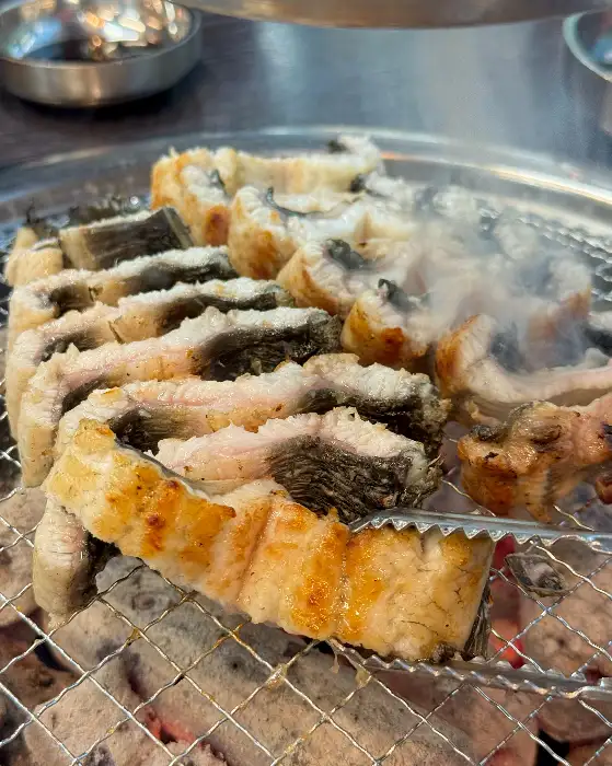 숯불 위에서 노릇하게 익어가는 장어구이
