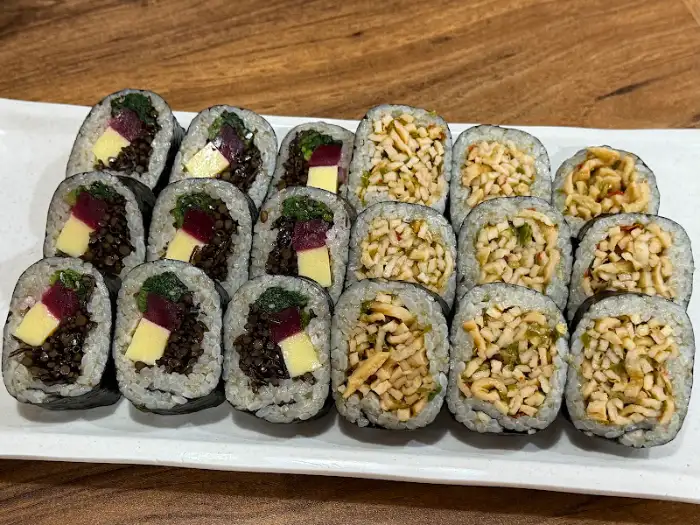 배말칼국수김밥의 김밥 메뉴 단면