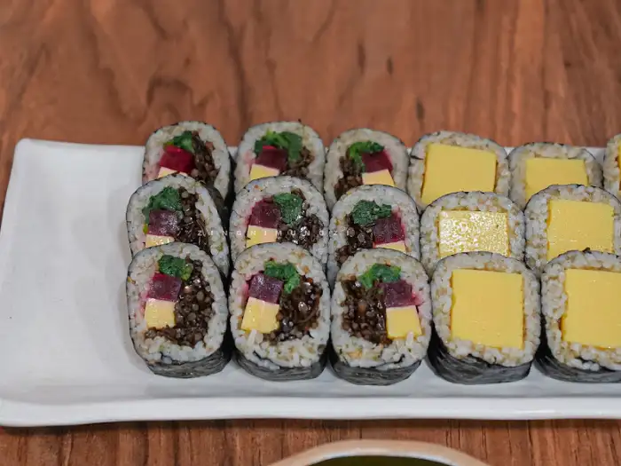 배말칼국수김밥의 먹음직스러운 톳김밥