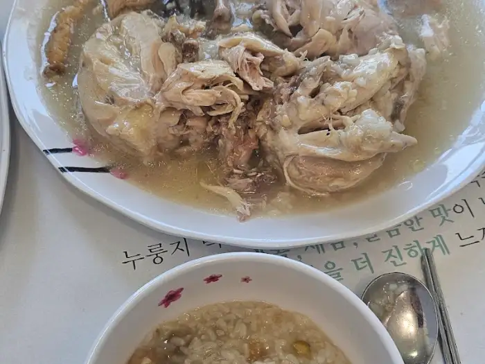 본가장수촌 화성남양점의 대표 메뉴인 누룽지백숙이 담긴 커다란 접시