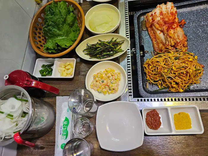 박가돈 식사 모습, 숯불 위 고기, 곁들임 음식, 쌈 채소