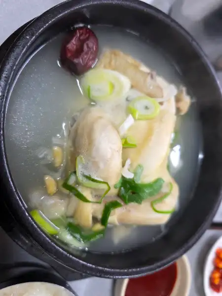 김제 백제삼계탕의 삼계탕 클로즈업, 건강한 국물과 부드러운 닭고기