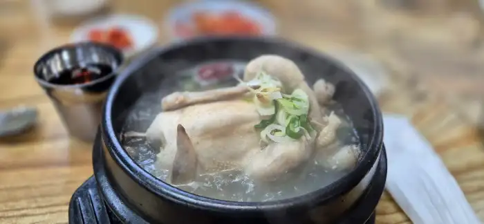 김제 백제삼계탕의 뽀얀 국물 속 닭 한 마리 모습