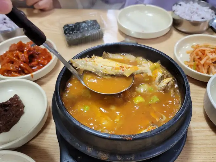 또순네식당 밴댕이찌개 한 뚝배기와 곁들임 반찬