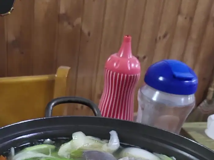 식탁 위에 놓인 양념통과 조미료