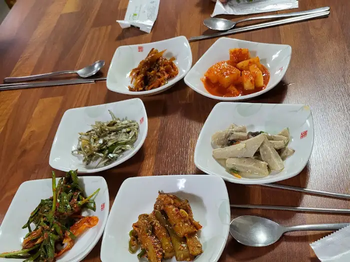 다양한 종류의 밑반찬이 담긴 접시들