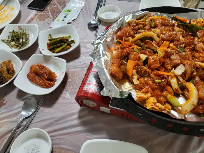 정갈하게 차려진 방기미식당의 상차림
