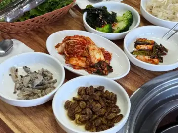 정갈하게 차려진 금정정육식당의 밑반찬과 메인 고기