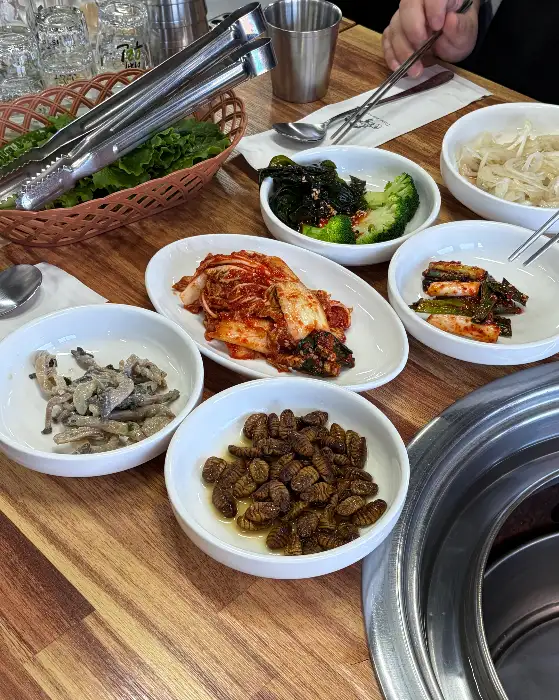 정갈하게 차려진 금정정육식당의 밑반찬과 메인 고기