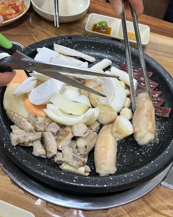 황소돌곱창 모듬구이 준비 모습