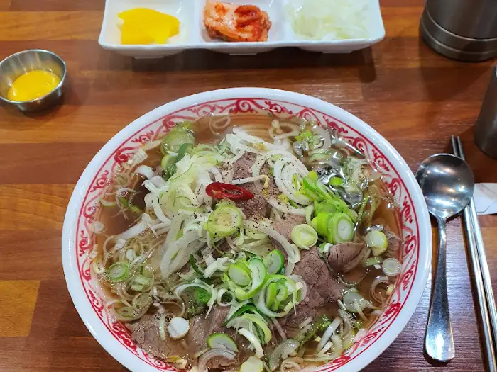 고기와 채소가 듬뿍 올라간 쌀국수