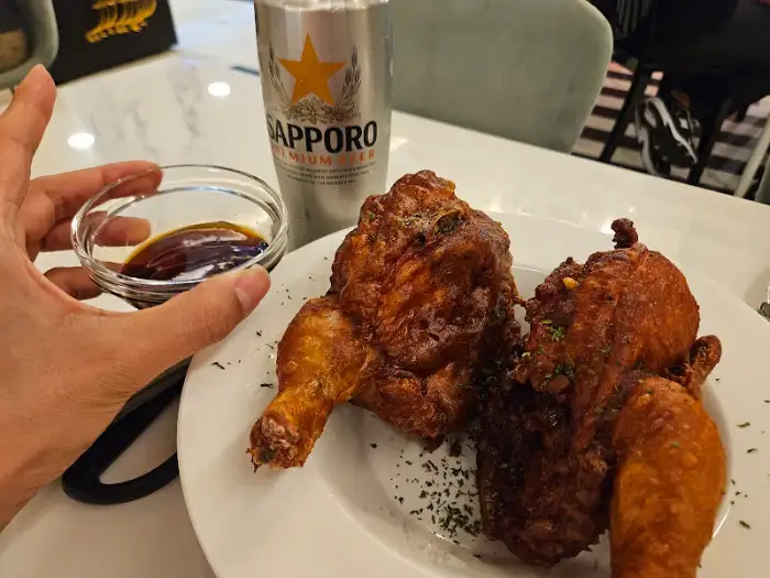시원한 맥주와 함께 제공된 바삭한 통닭