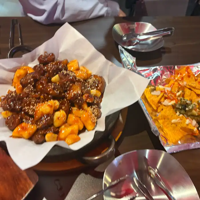 양념치킨과 떡, 밥 비벼 먹기