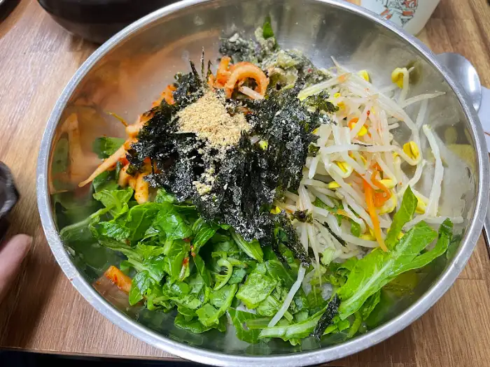 신선한 채소와 고명이 듬뿍 올라간 솥비빔밥