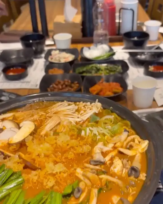 흑염소 전골이 푸짐하게 담긴 모습