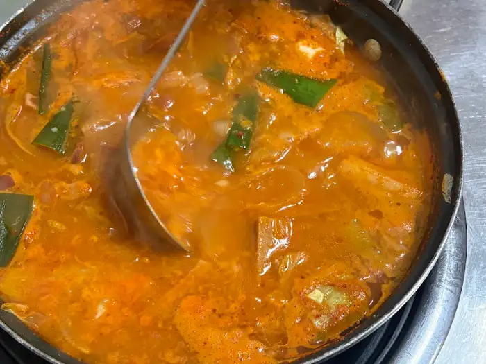 뜨겁게 끓고 있는 용산국제회관의 부대찌개