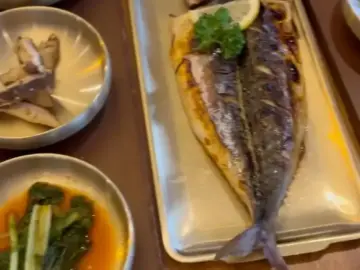밥상천하 용인직영점의 메인 메뉴인 고등어구이와 정갈한 밑반찬