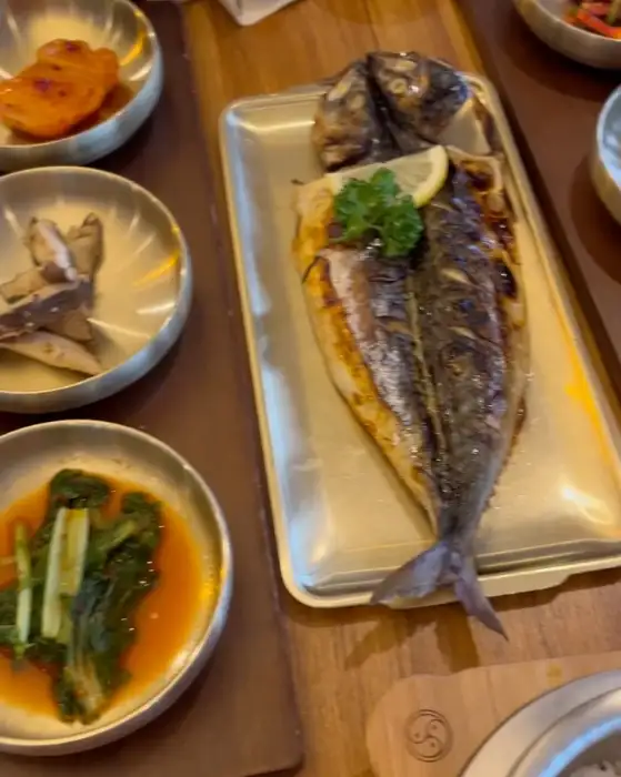 밥상천하 용인직영점의 메인 메뉴인 고등어구이와 정갈한 밑반찬