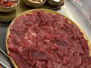 보강집 중리점의 신선한 뭉티기 한 접시와 곁들임 소스