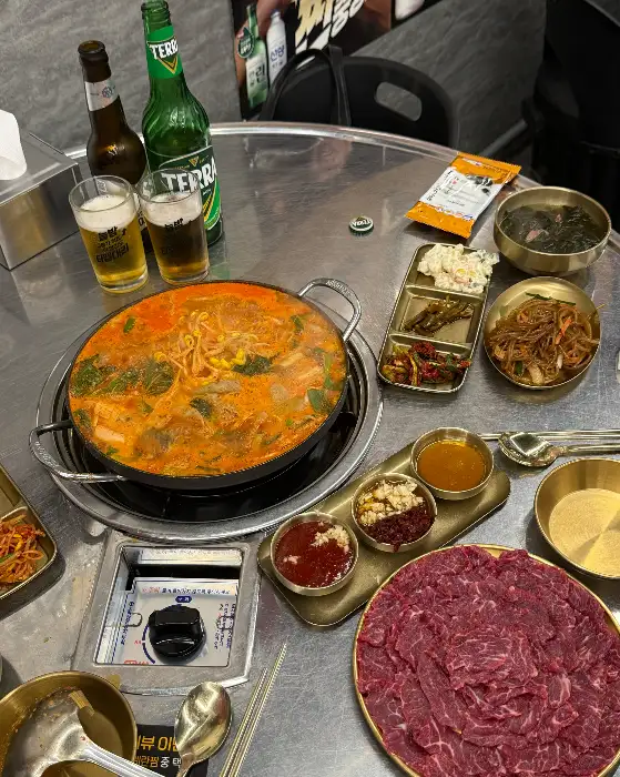보강집 중리점 테이블에 차려진 곱창전골과 뭉티기