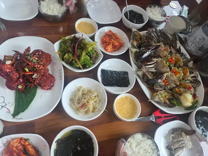 봉순게장 부천점의 푸짐한 한상차림
