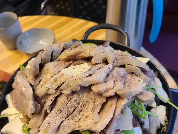 봉수육 오산의 푸짐한 수육 한 접시