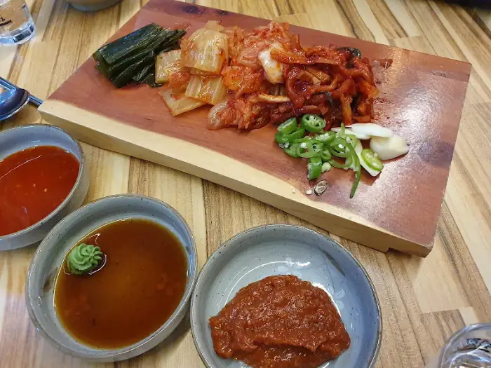 다양한 김치와 곁들임 반찬이 플레이팅된 모습