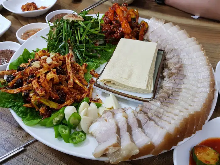순수가성 보쌈 한 접시와 곁들임 반찬